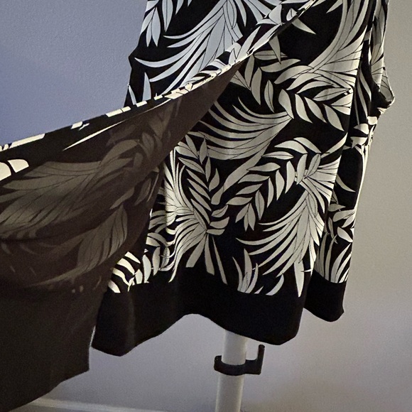 Alfani Woman Black and White Asymmetrical Leaf Print Women's Sleeveless Top 18W - Picture 2 of 10